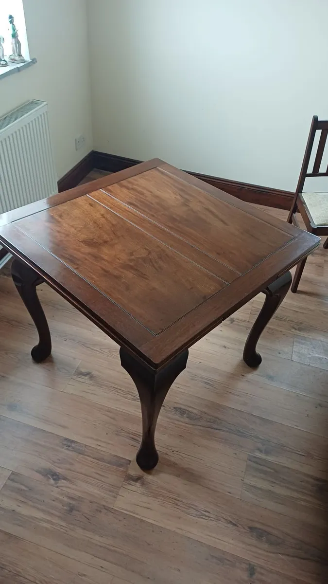Table and chairs - Image 4