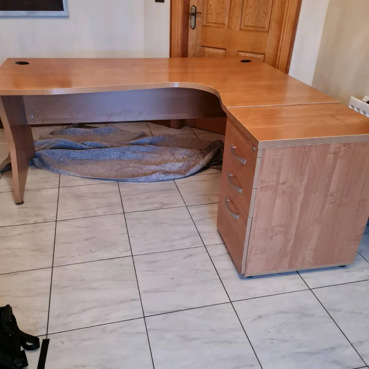 Executive managers office desk with - Image 1
