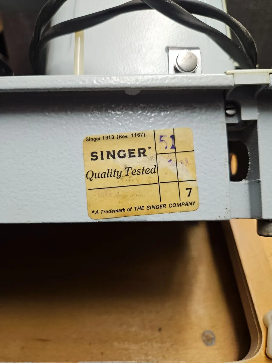 Vintage Singer Sewing Machine - Image 4