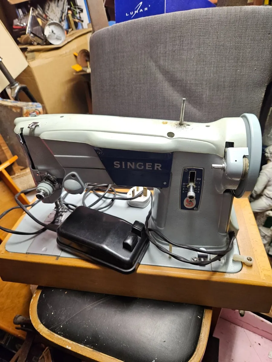 Vintage Singer Sewing Machine - Image 3