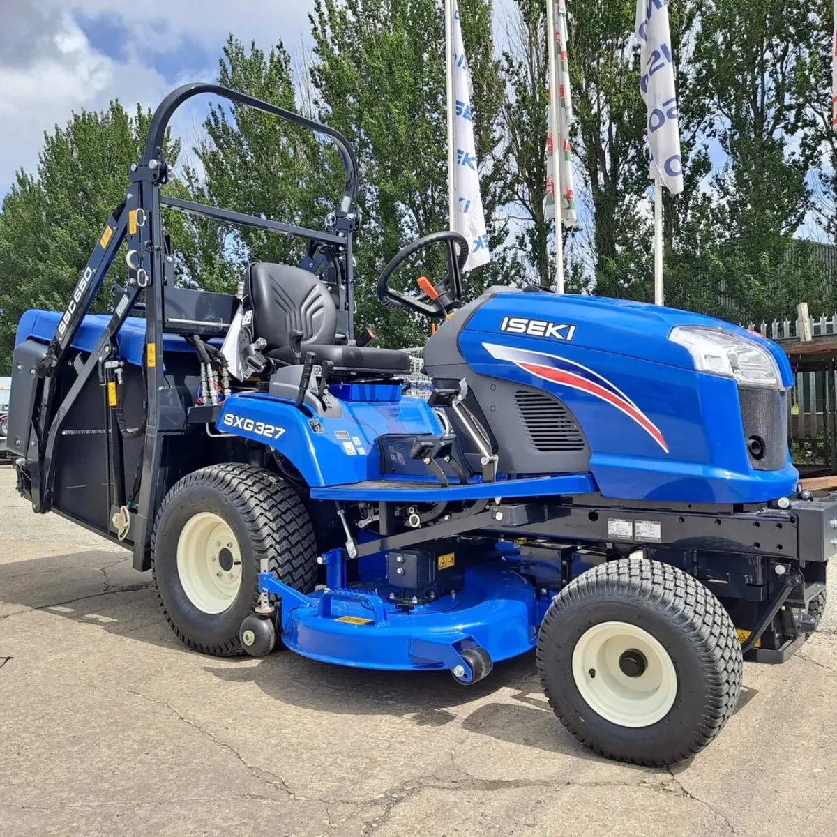 Iseki SXG 327 high dump ride on mower - Image 1