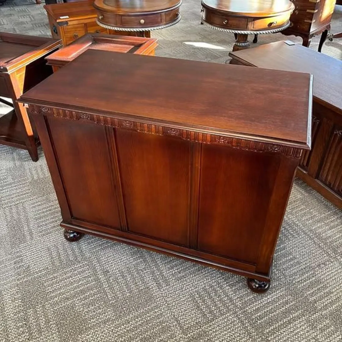 Handsome traditional oak storage blanket box. Feat