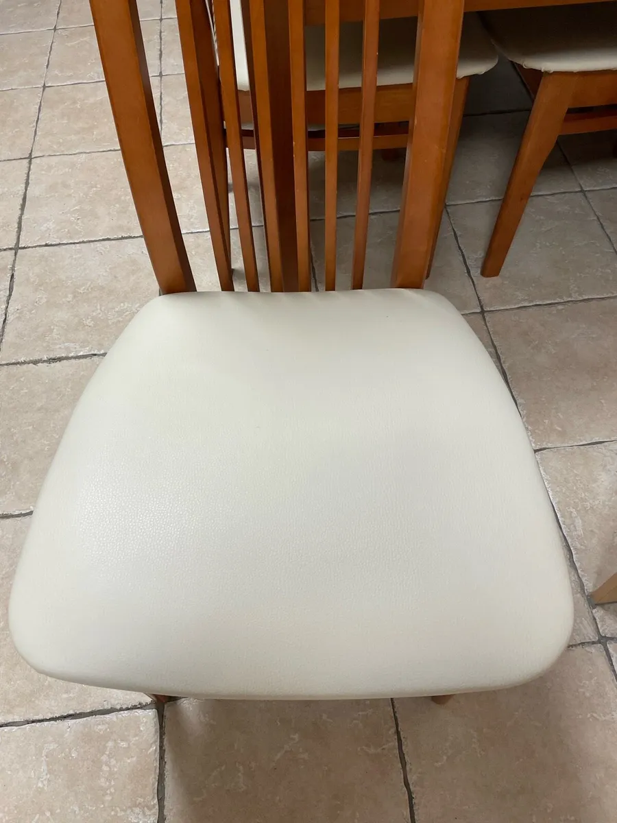 Kitchen dining table and 6 white chairs - Image 3