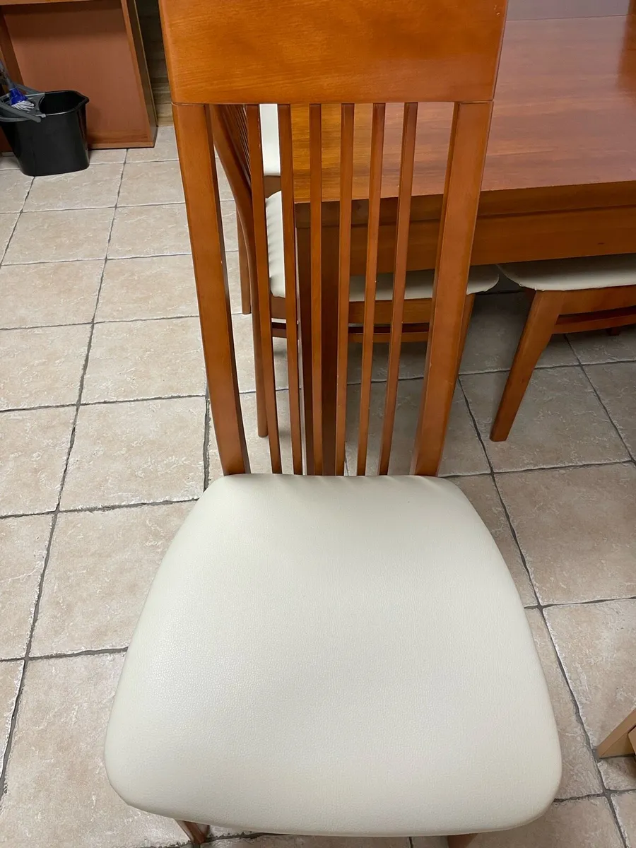 Kitchen dining table and 6 white chairs - Image 4