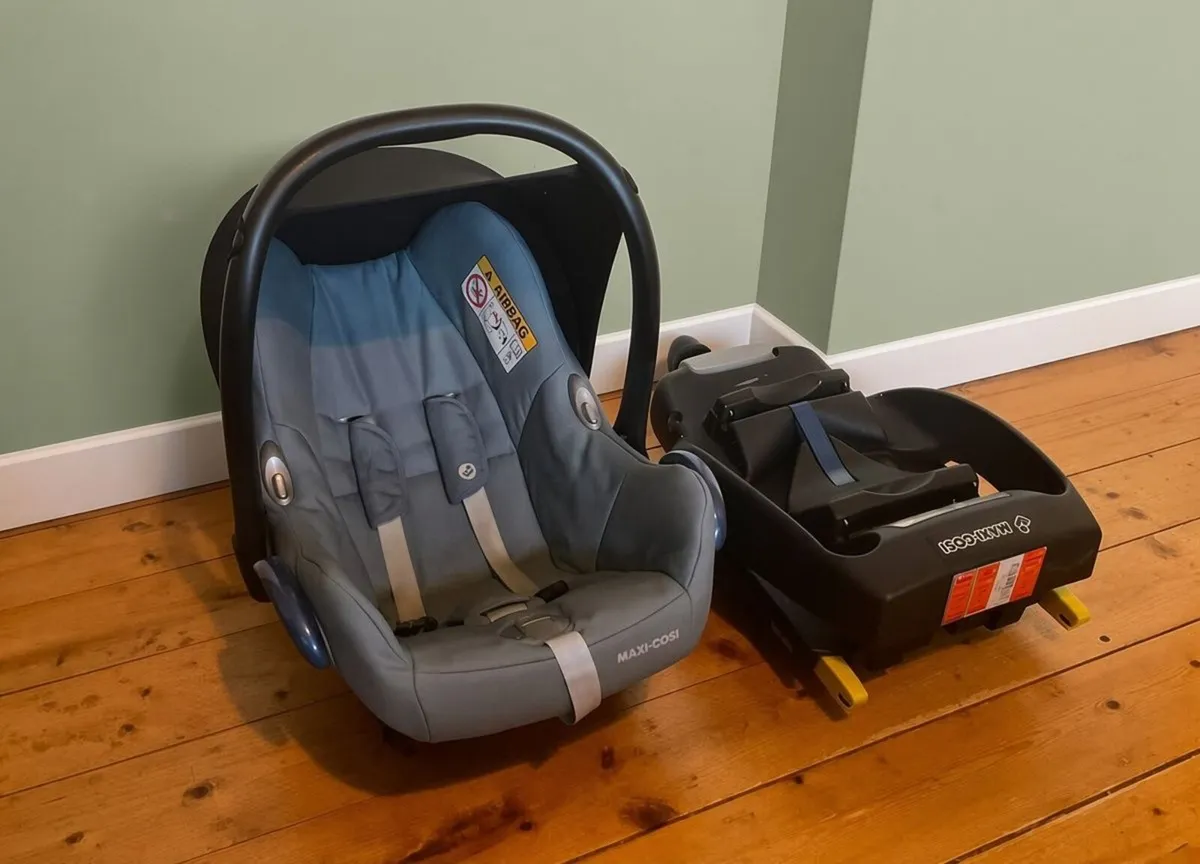 Maxi-Cosi Baby Car Seat & ISOFIX Base Bundle - Image 2