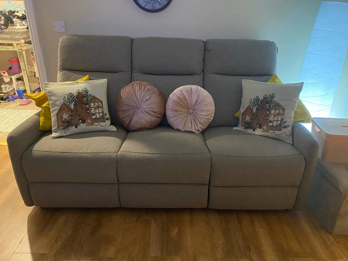Recliner sofa beautiful condition - Image 1