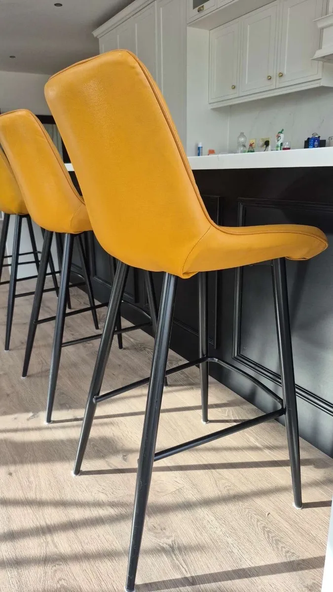 Dining chairs and island chairs - Image 1