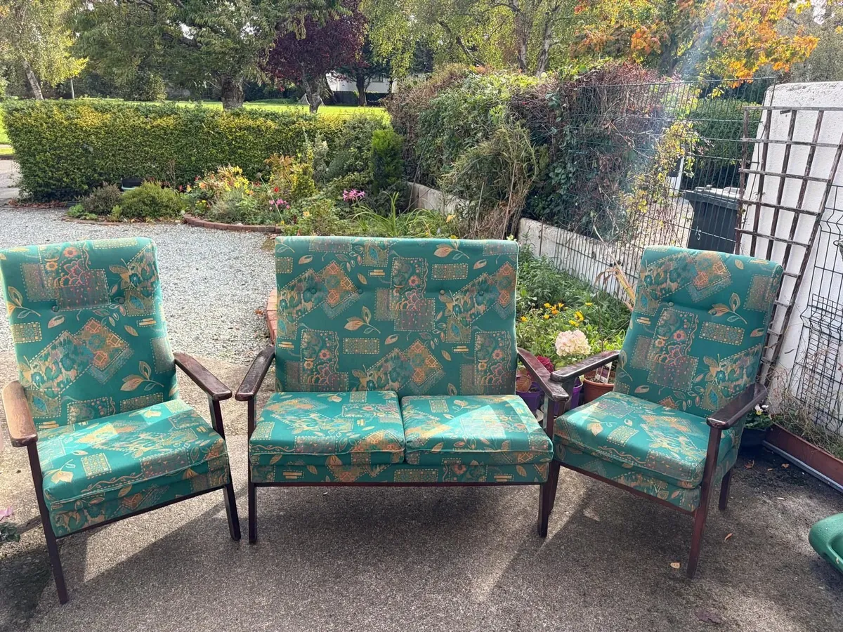 2 seater couch and 2 armchairs - Image 1
