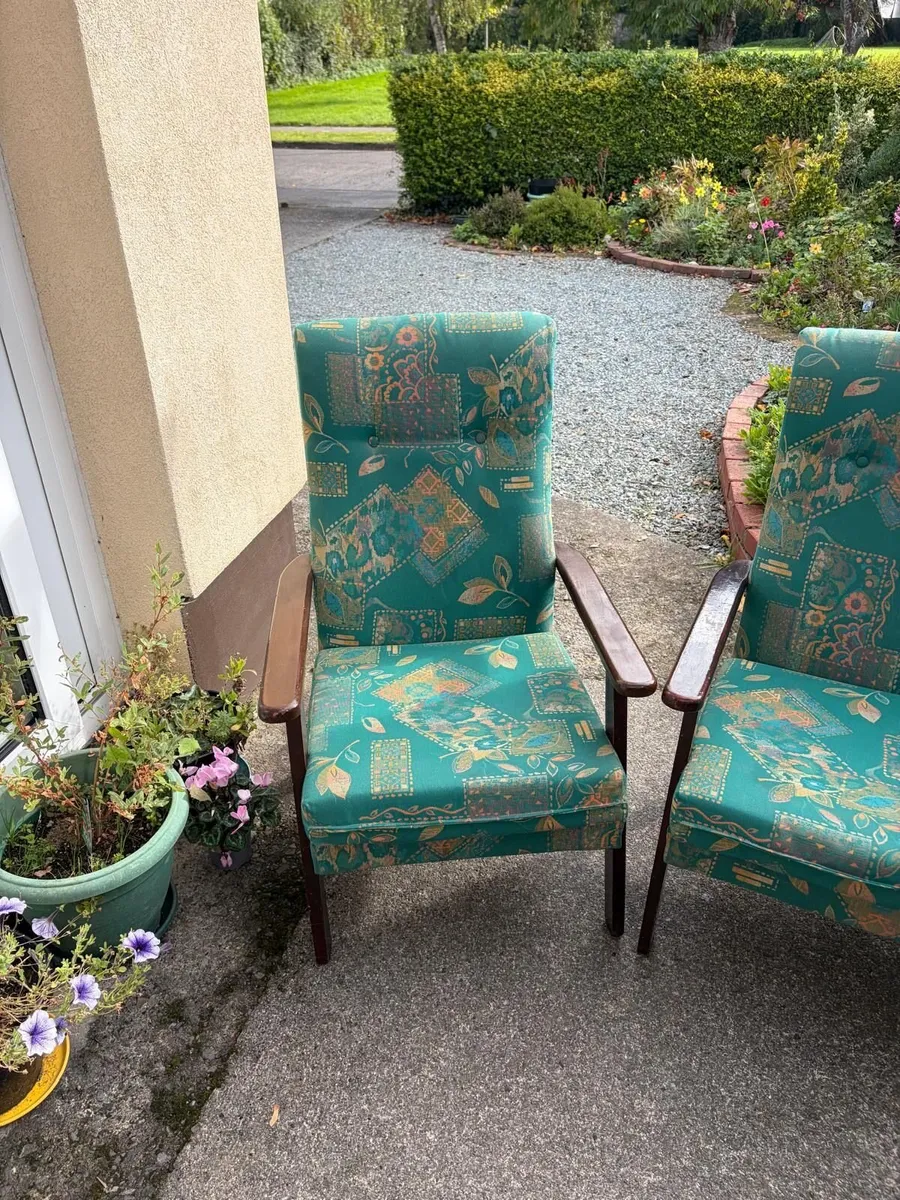 2 seater couch and 2 armchairs - Image 4