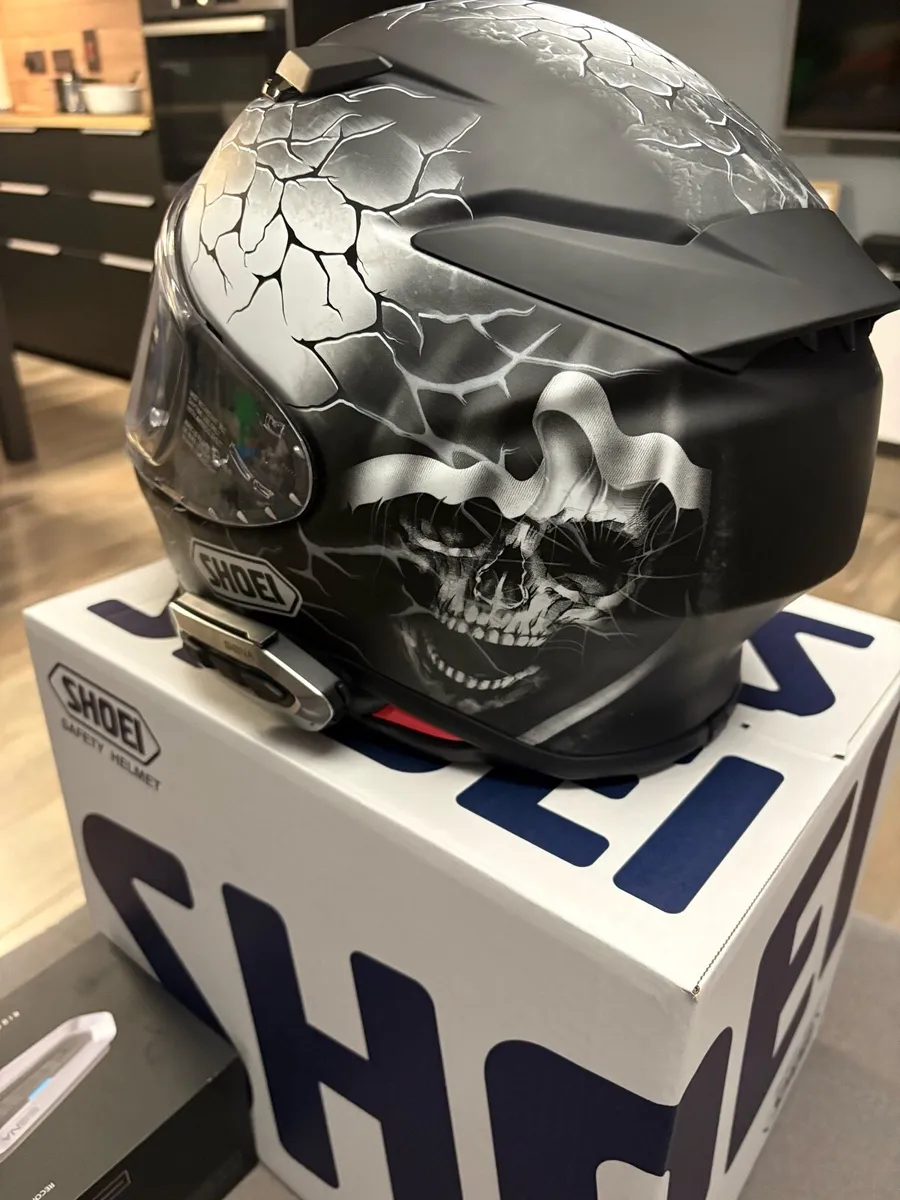 Motorbike helmet - Image 3