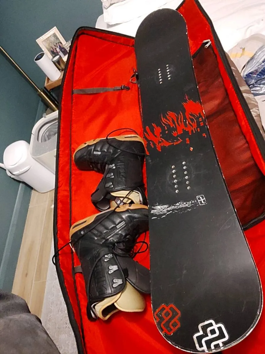 Snow gear, board boots etc - Image 1