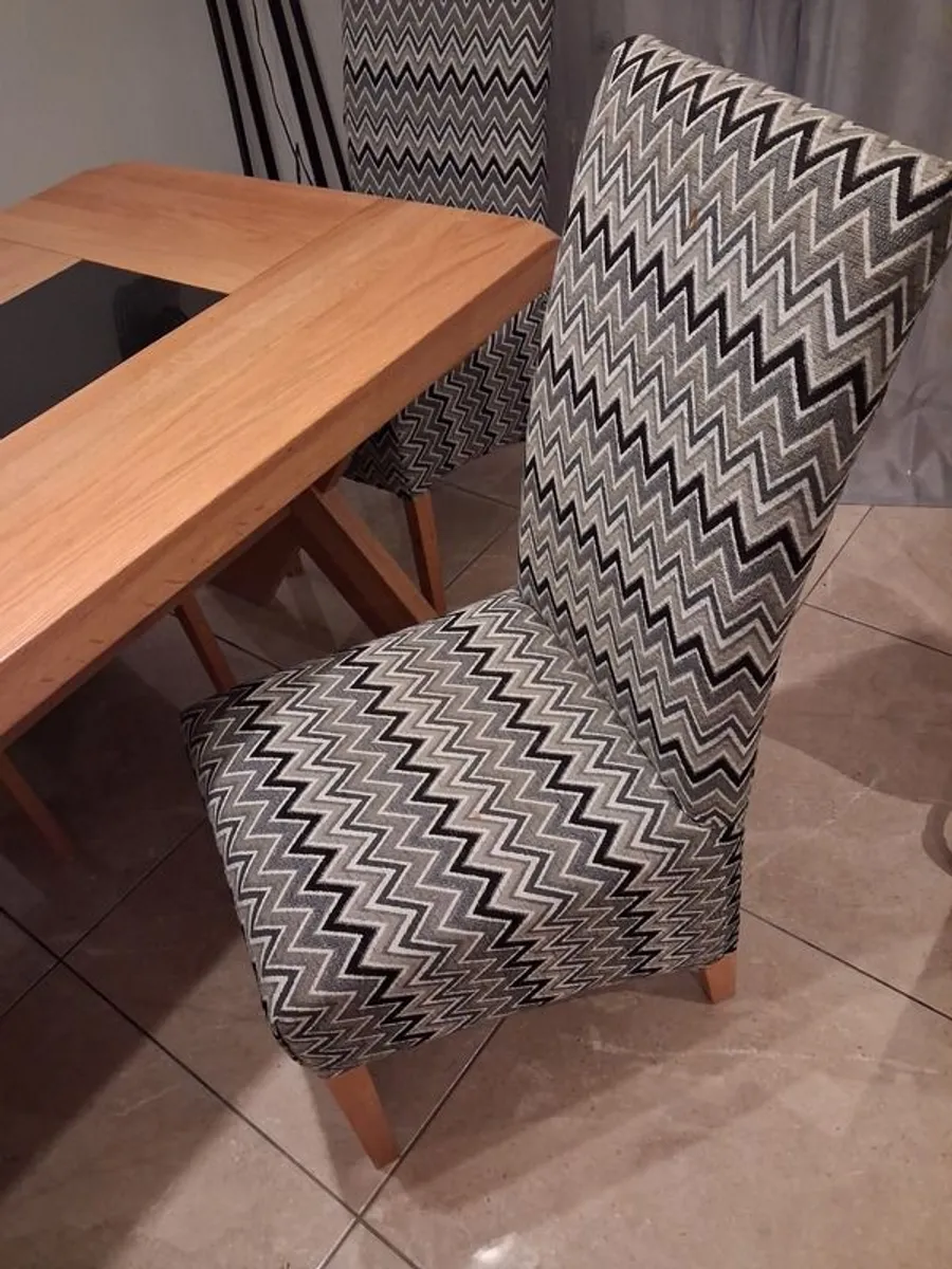 Oak dining table with black glass insert and 6 chairs - Image 1