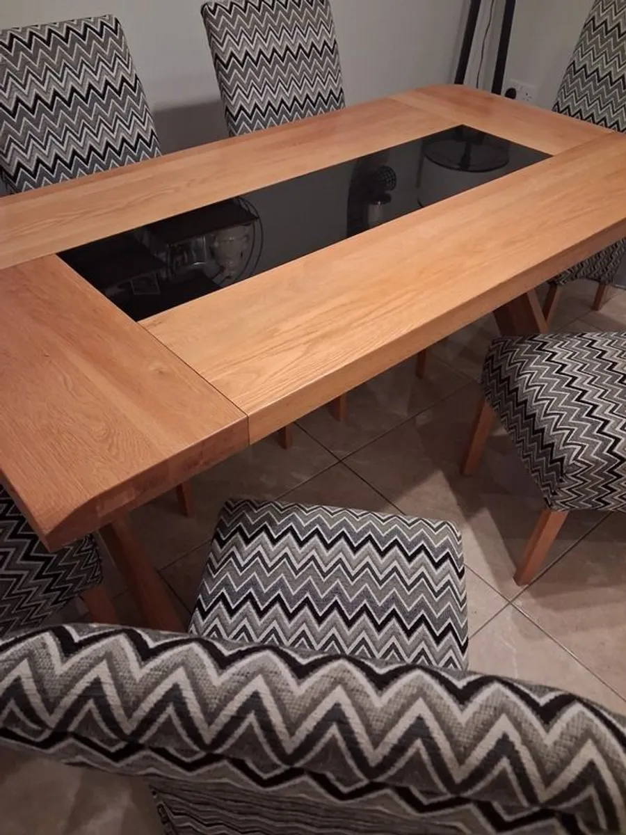 Oak dining table with black glass insert and 6 chairs - Image 2