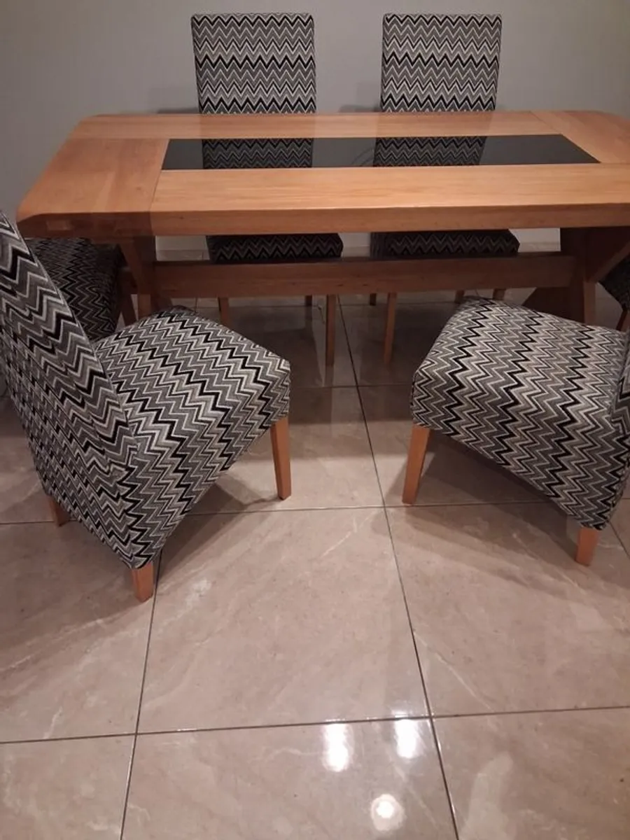 Oak dining table with black glass insert and 6 chairs - Image 3