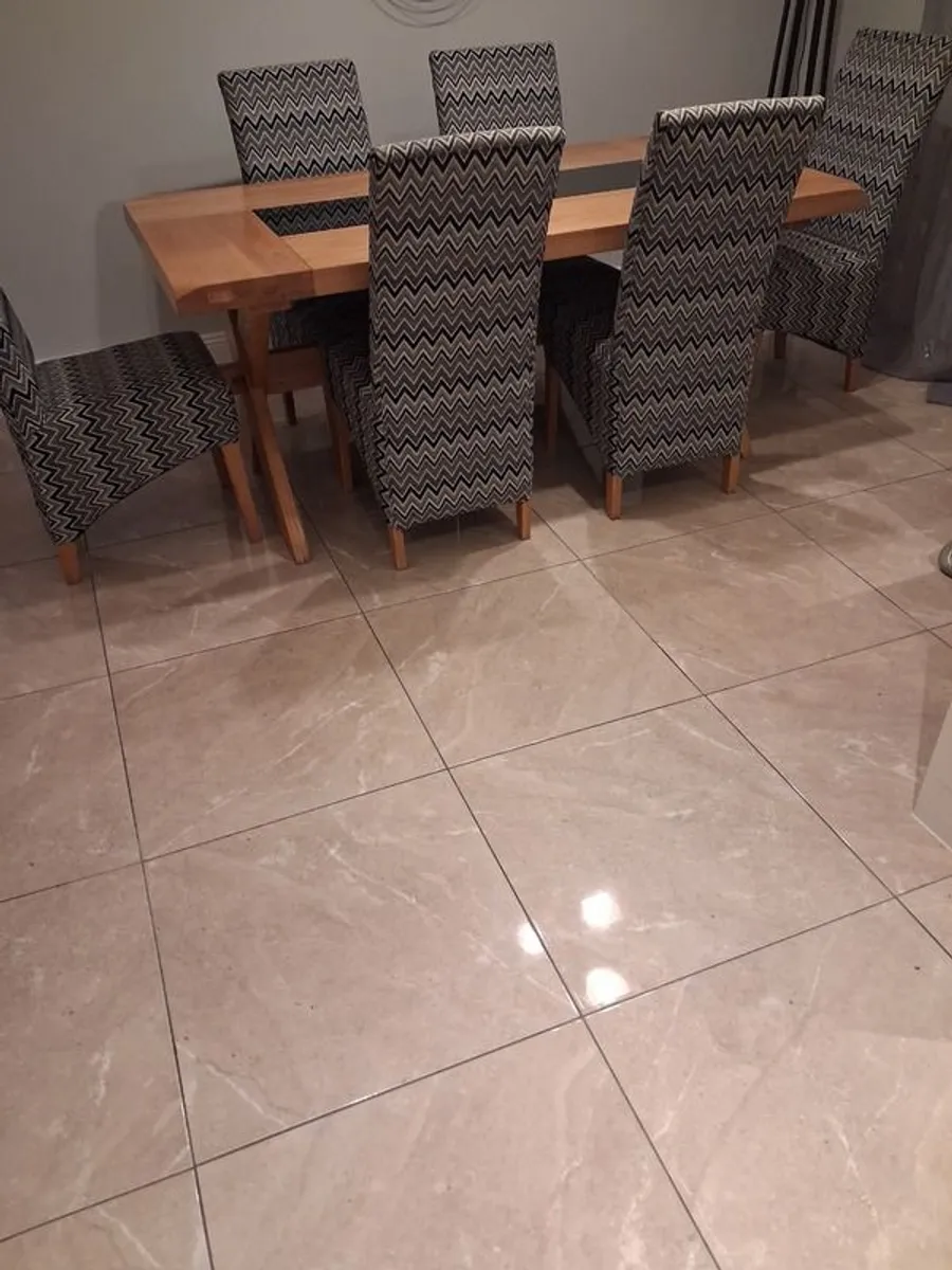 Oak dining table with black glass insert and 6 chairs - Image 4