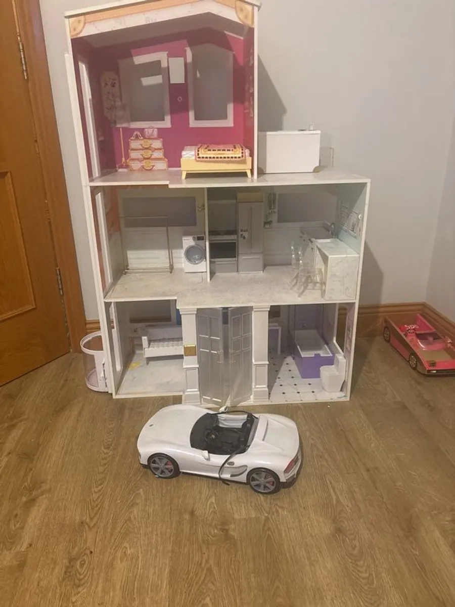 Rainbow High Dolls House and car - Image 1