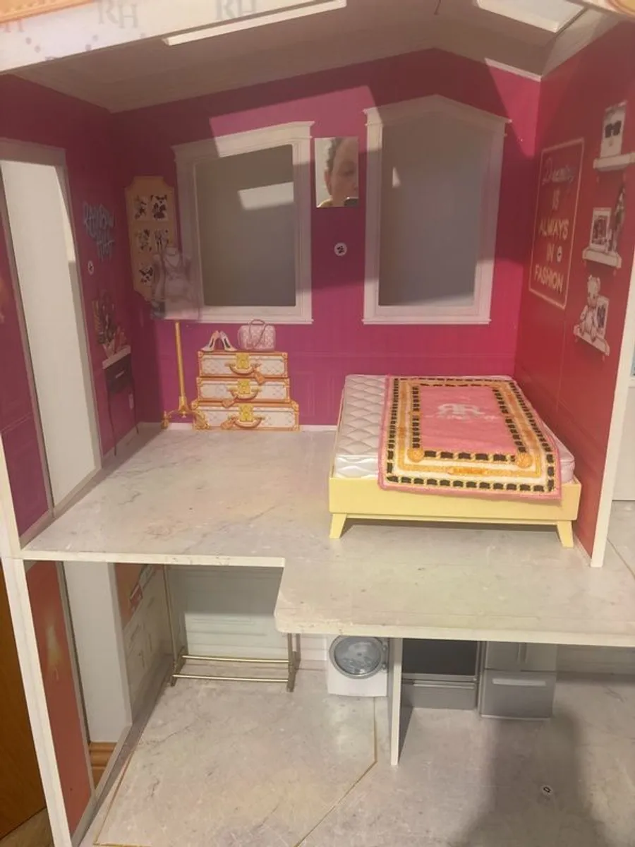 Rainbow High Dolls House and car - Image 2