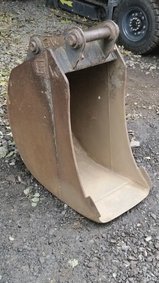 HITACHI ZAXIS DIGGER BUCKET 50mm pins - Image 1