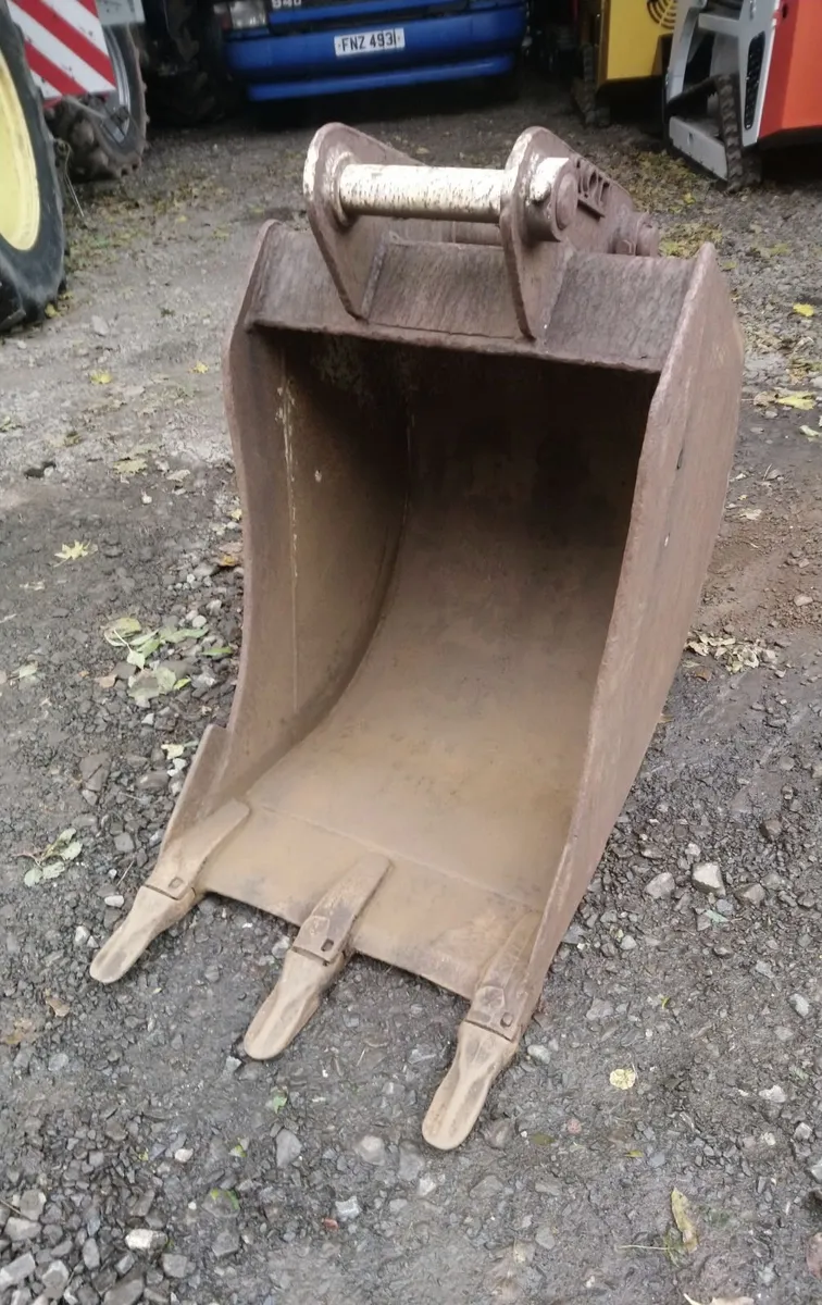 HITACHI ZAXIS DIGGER BUCKET 50mm pins - Image 1
