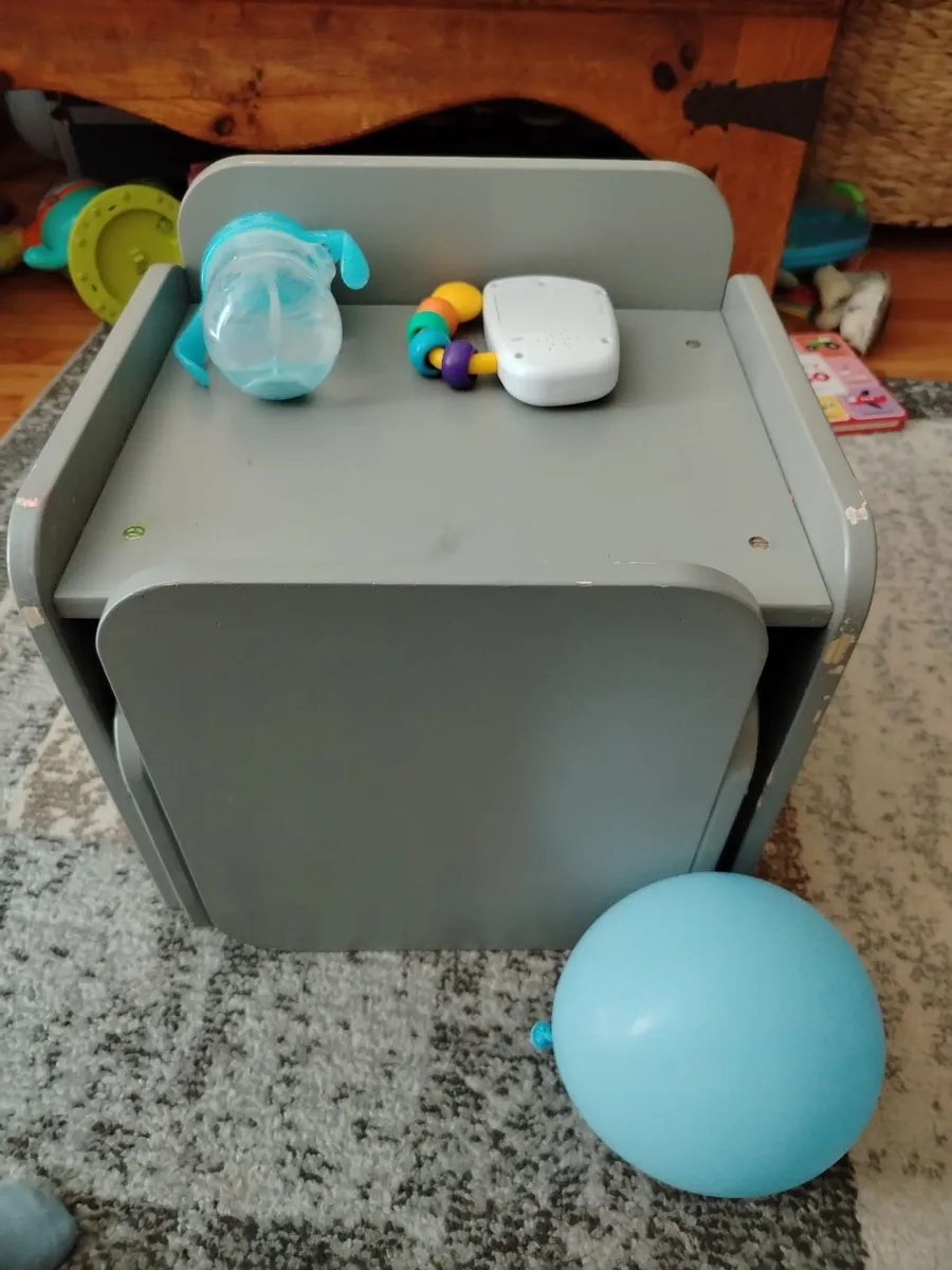 Kids table and chair - Image 3