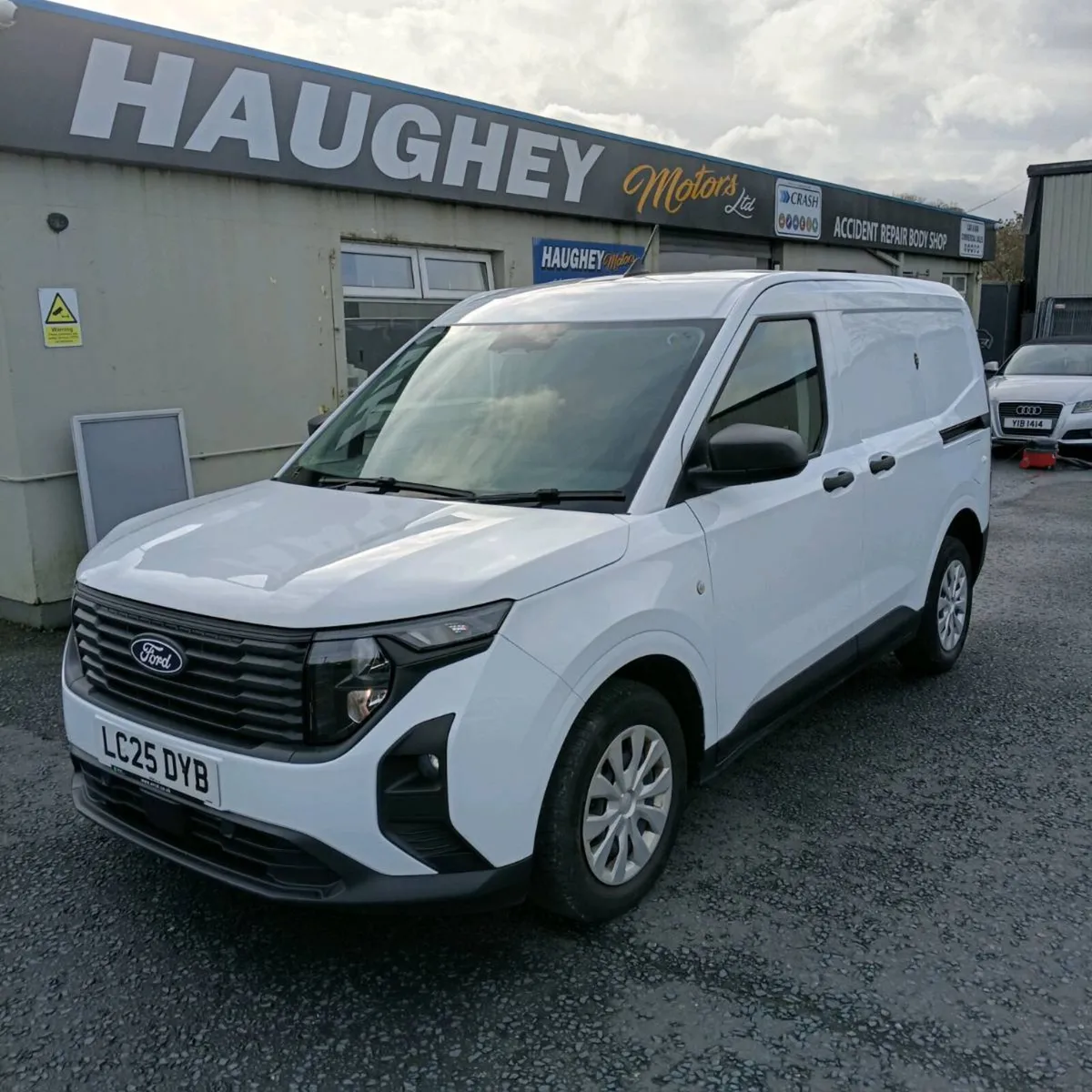 2025 ford courier van  8k miles rear damage£6600+ - Image 1
