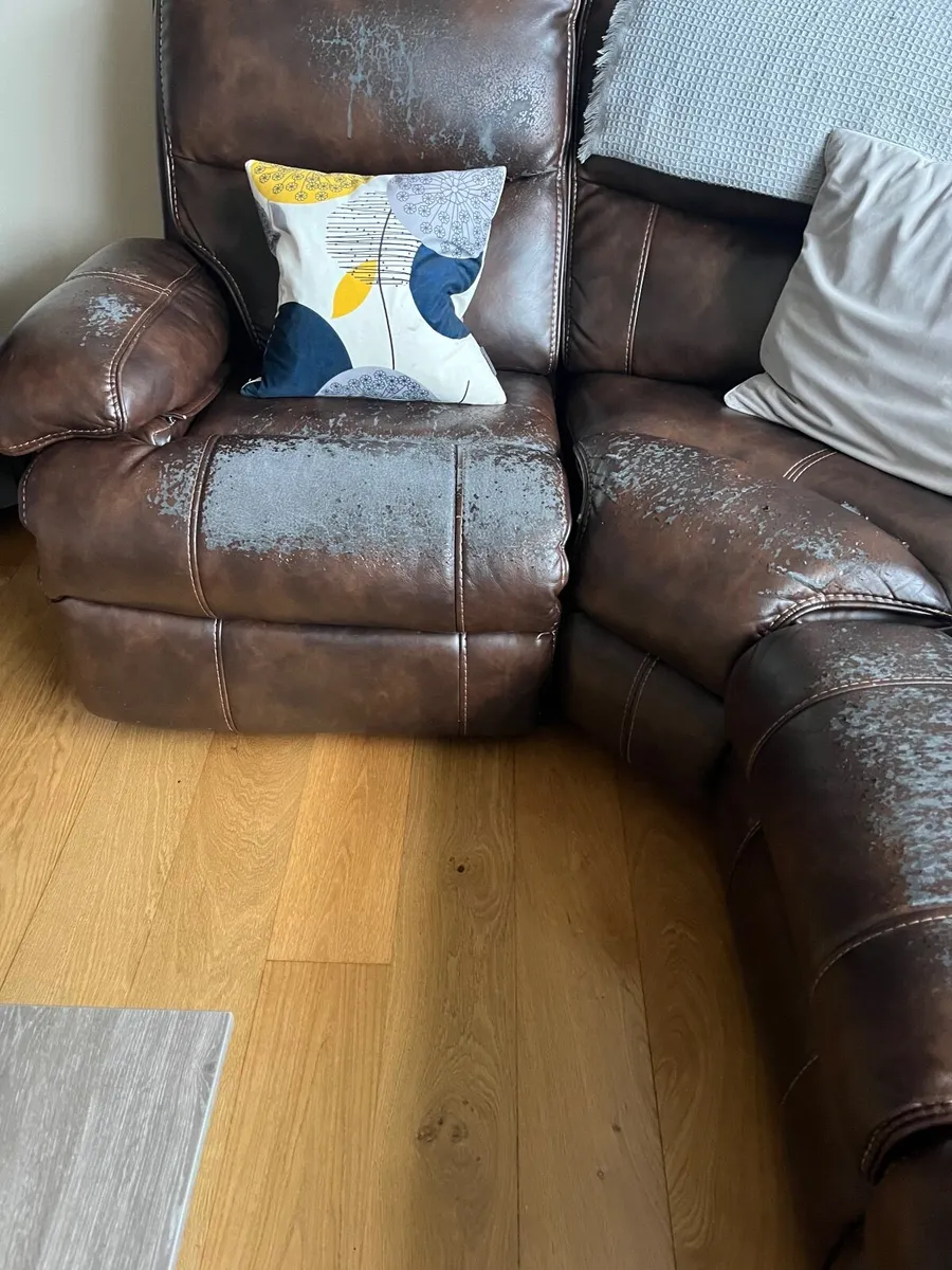 Leather six seater couch with two reclining ends - Image 2