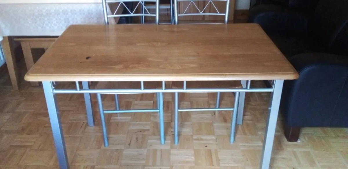 Table 4 chairs - Image 1