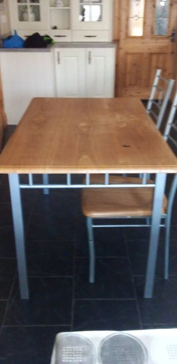 Table 4 chairs - Image 2