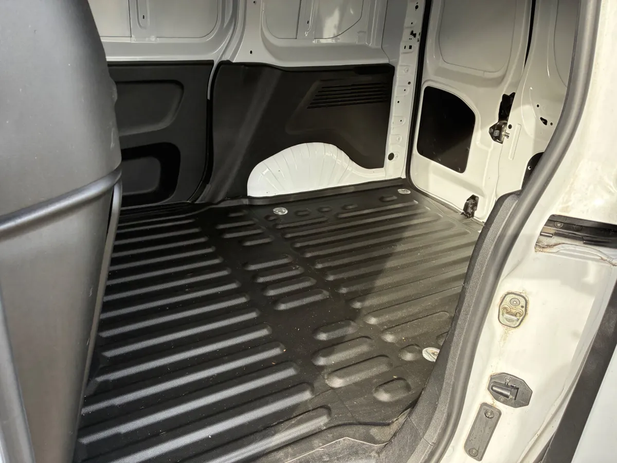Peugeot Partner 2023 / Finance Available - Image 4