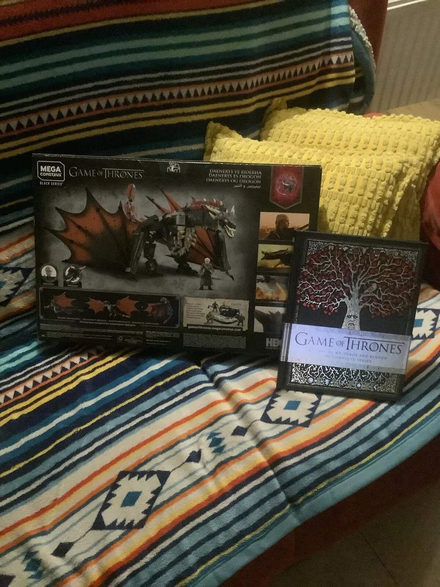 Game of Thrones Construction set a book both new. - Image 1