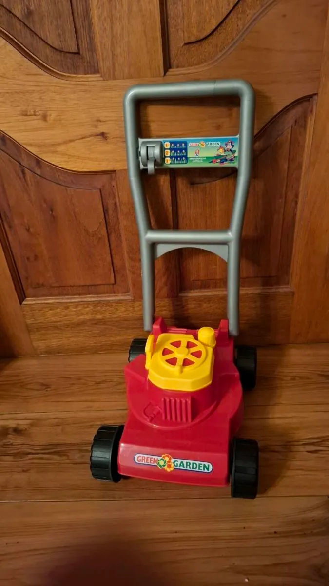 Kids play lawnmower - Image 1