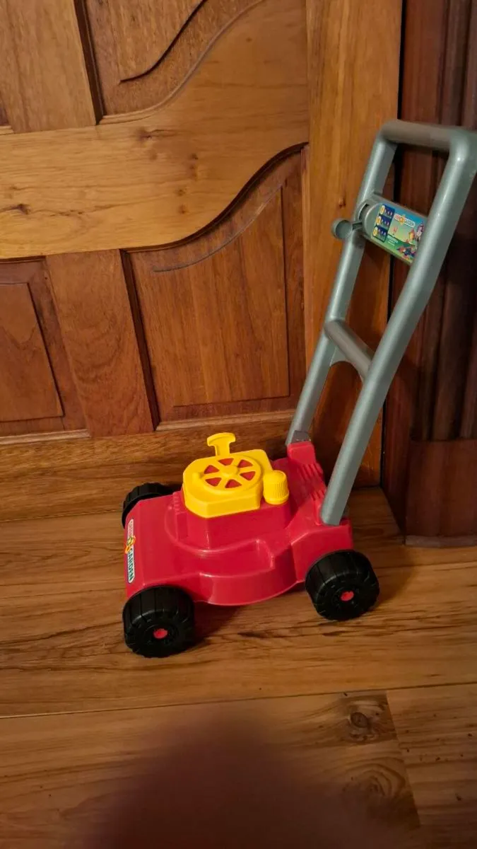 Kids play lawnmower - Image 2