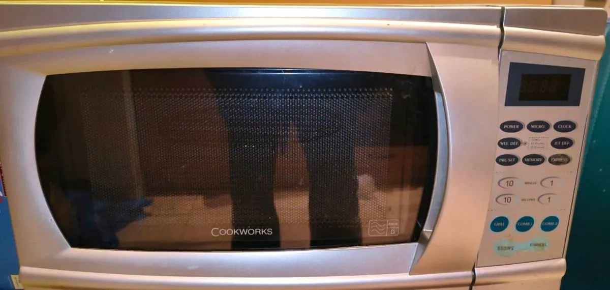 Microwave - Grill 800w - Image 1