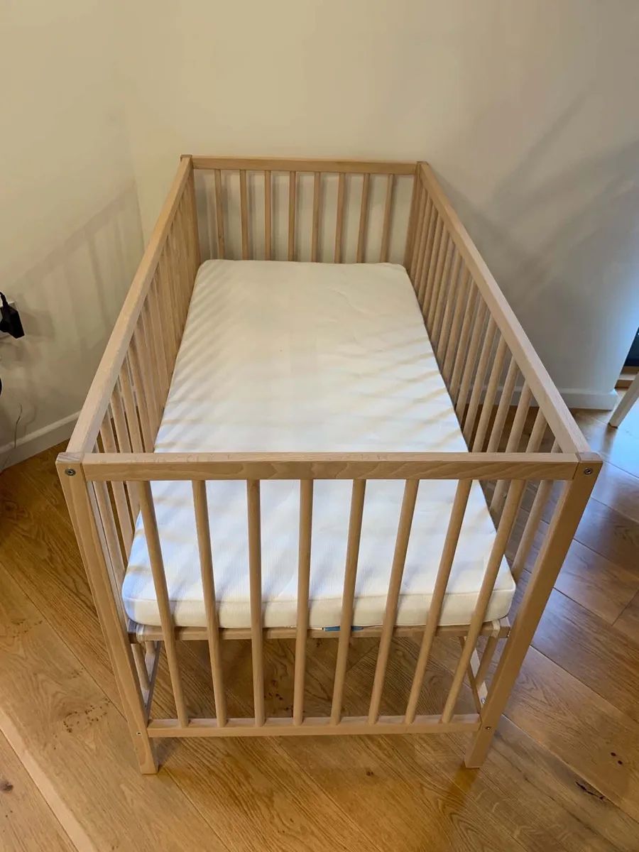 Wooden cot - Image 1