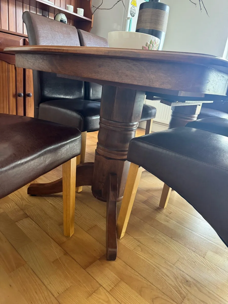 Oak dining room table and 6 leather chairs - Image 4