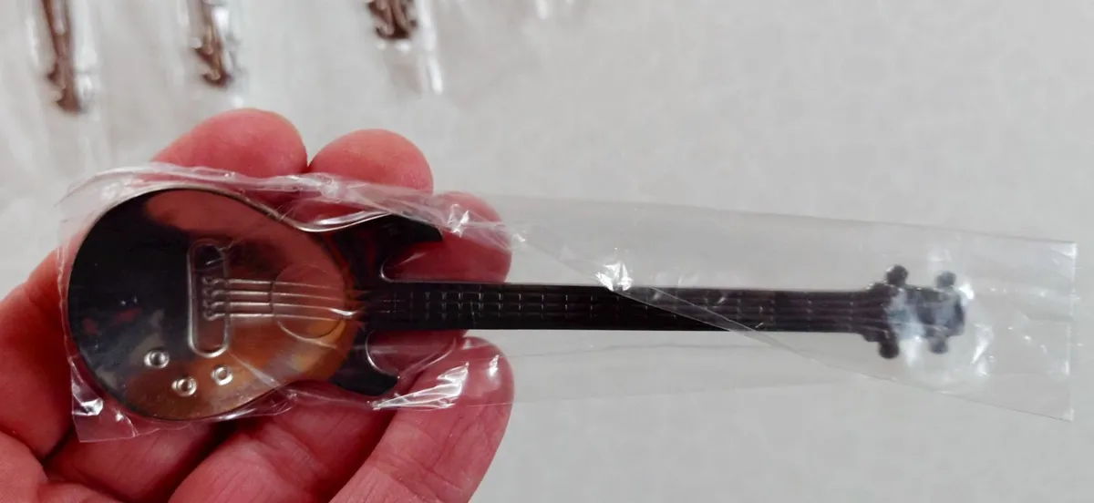 19 Stainless Steel Guitar Shaped Spoons (new). - Image 2