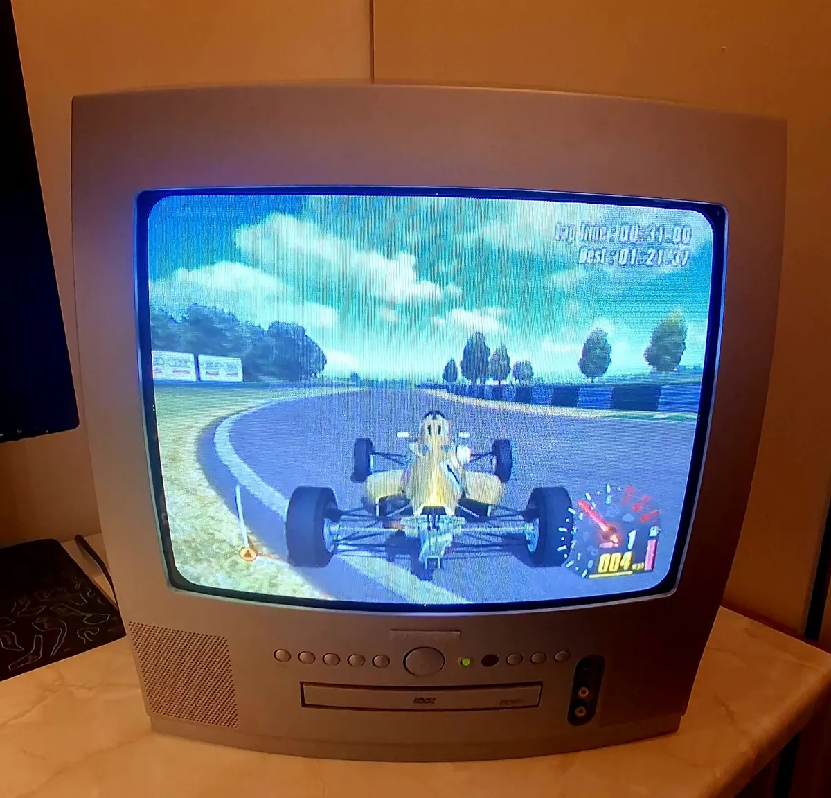 14" CRT TV with built-in DVD player + remote - Image 2