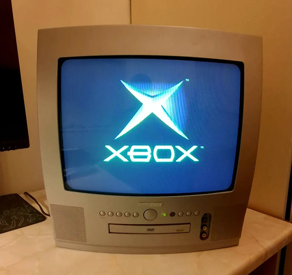 14" CRT TV with built-in DVD player + remote - Image 1