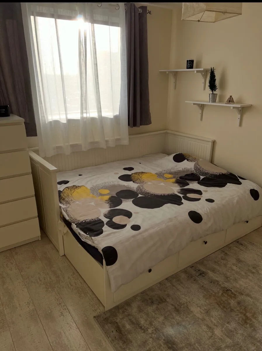 Bed - Image 1