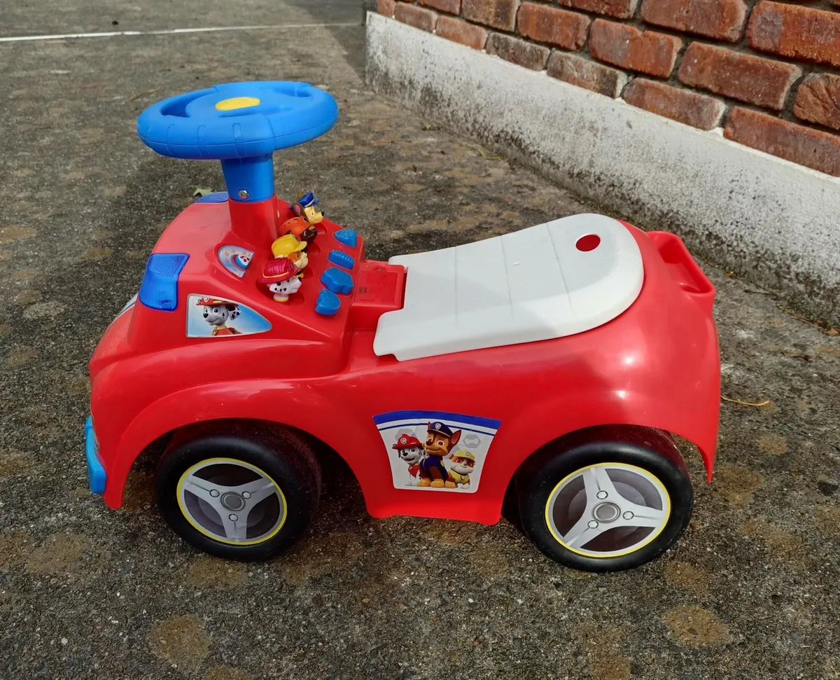 PAW PATROL RESCUE RIDE ON CAR (USED). - Image 1