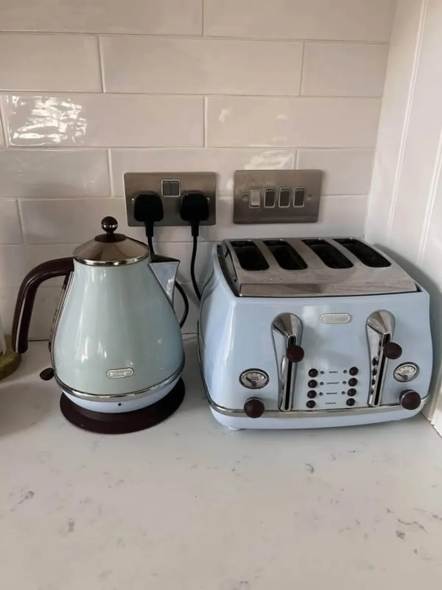 DeLonghi Kettle & Toaster - Image 2