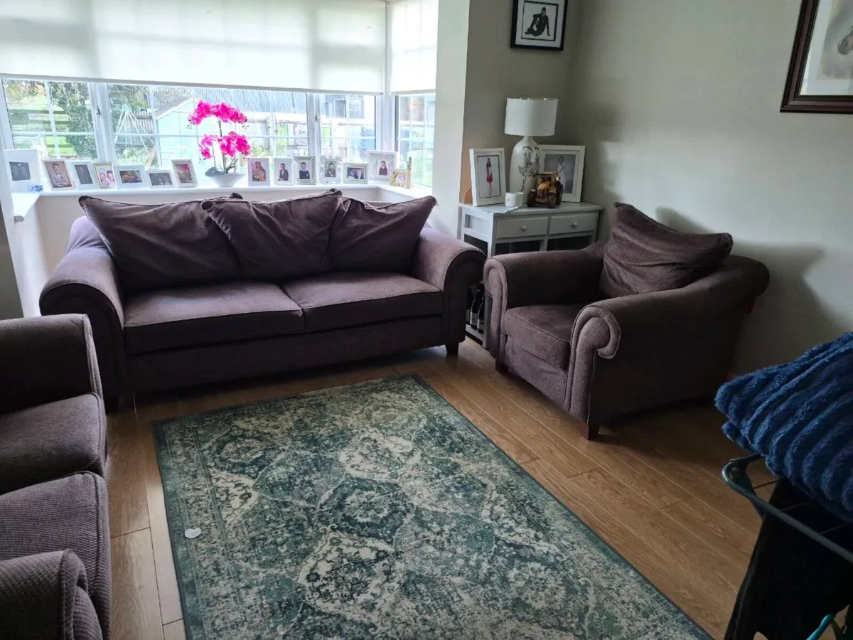 Suite of furniture - Image 1