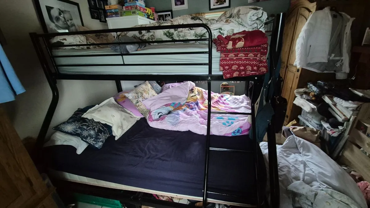 Triple metal bunk bed - Image 3