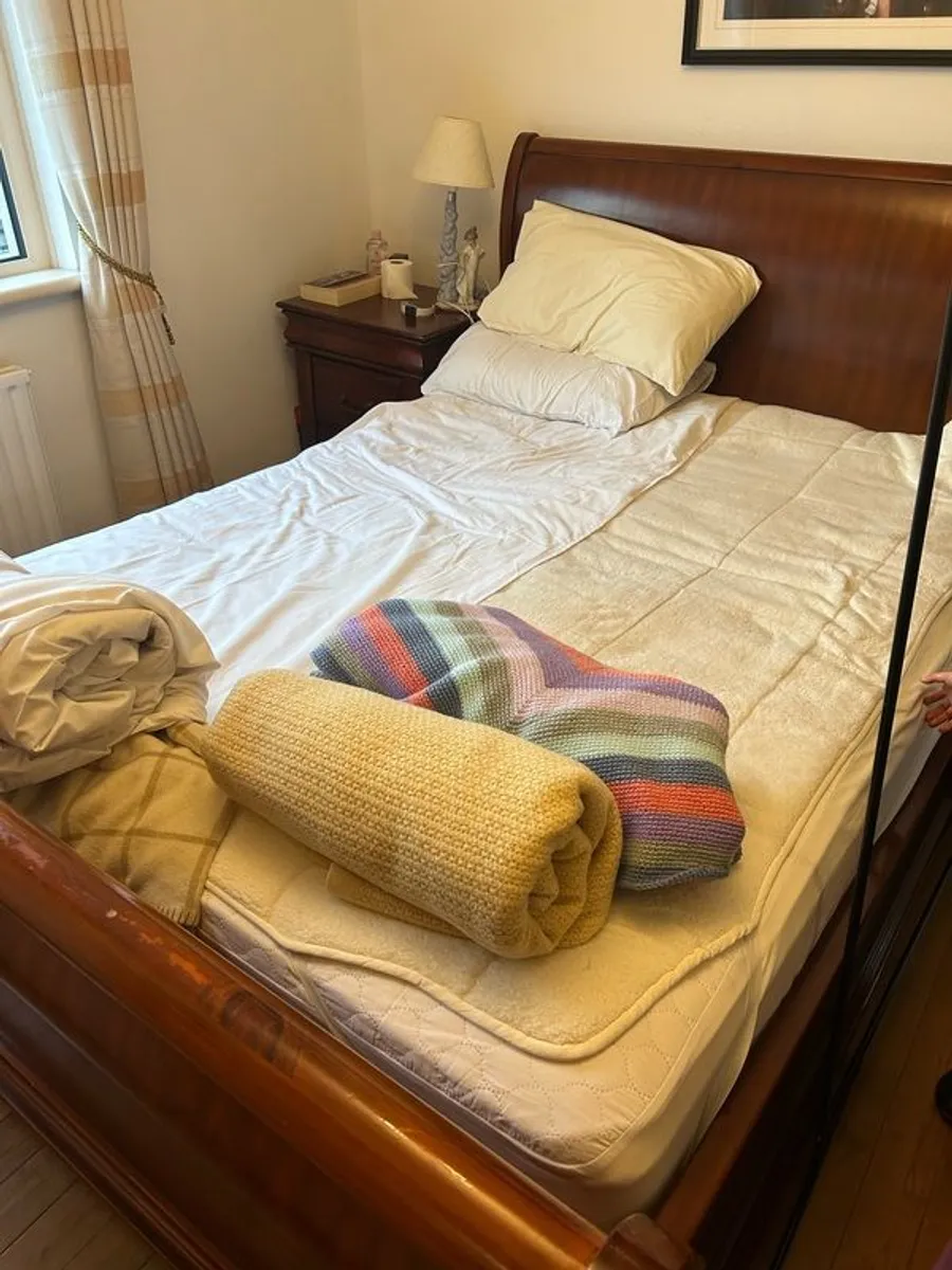 Sleigh King size bed with mattress, bedside unit and drawer/mirror - Image 2