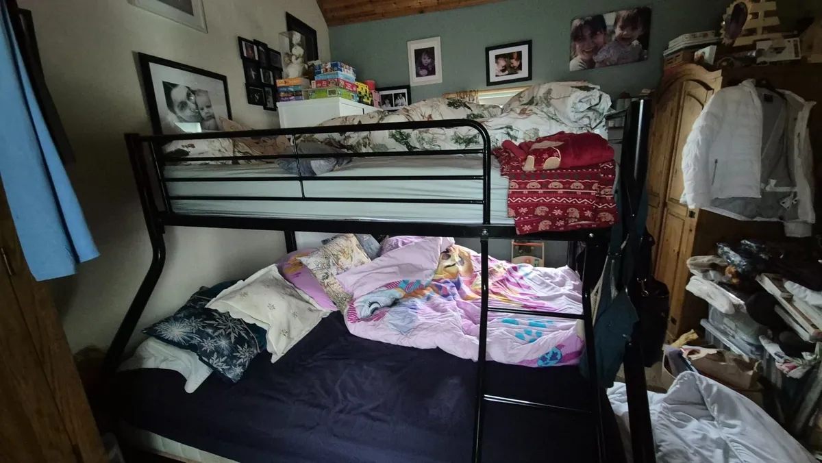Triple metal bunk bed - Image 1