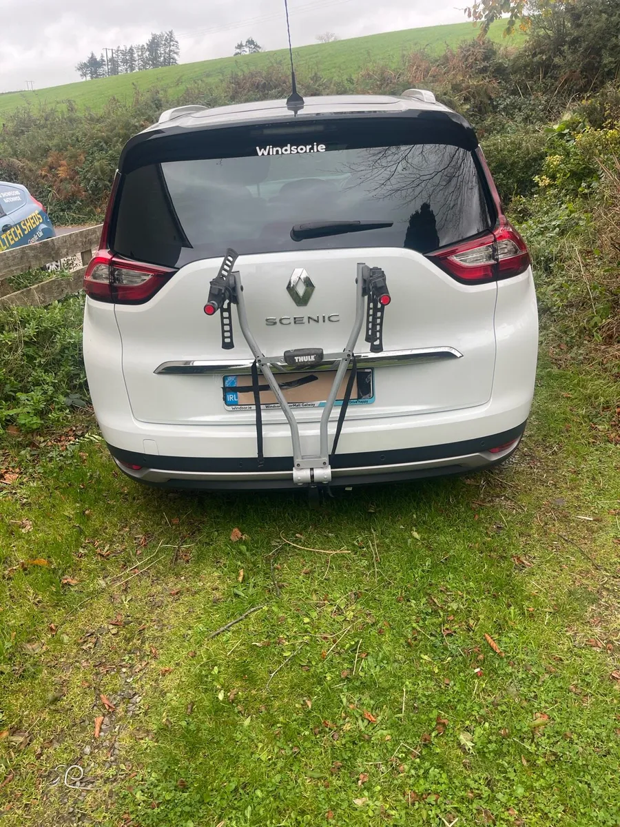 Thule tow hitch bike carrier - Image 2