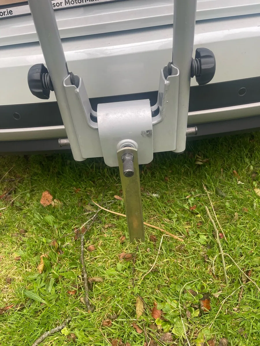 Thule tow hitch bike carrier - Image 3