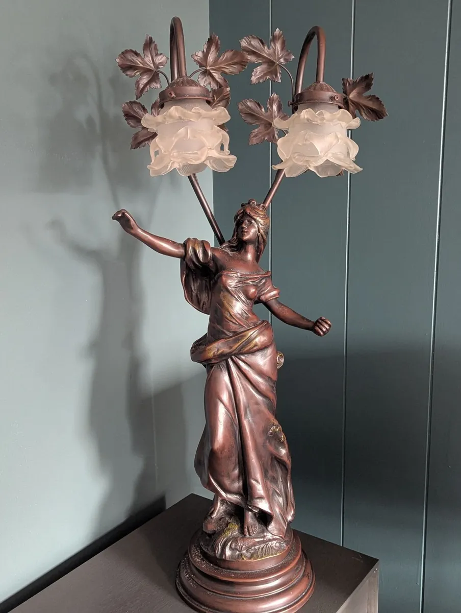 Antique Decorative table lamp -flower glass shades - Image 3