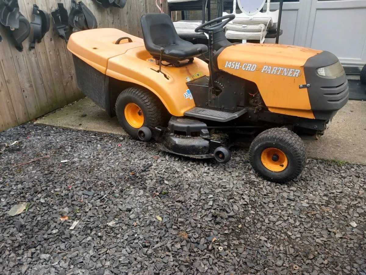 Ride on lawnmower - Image 1