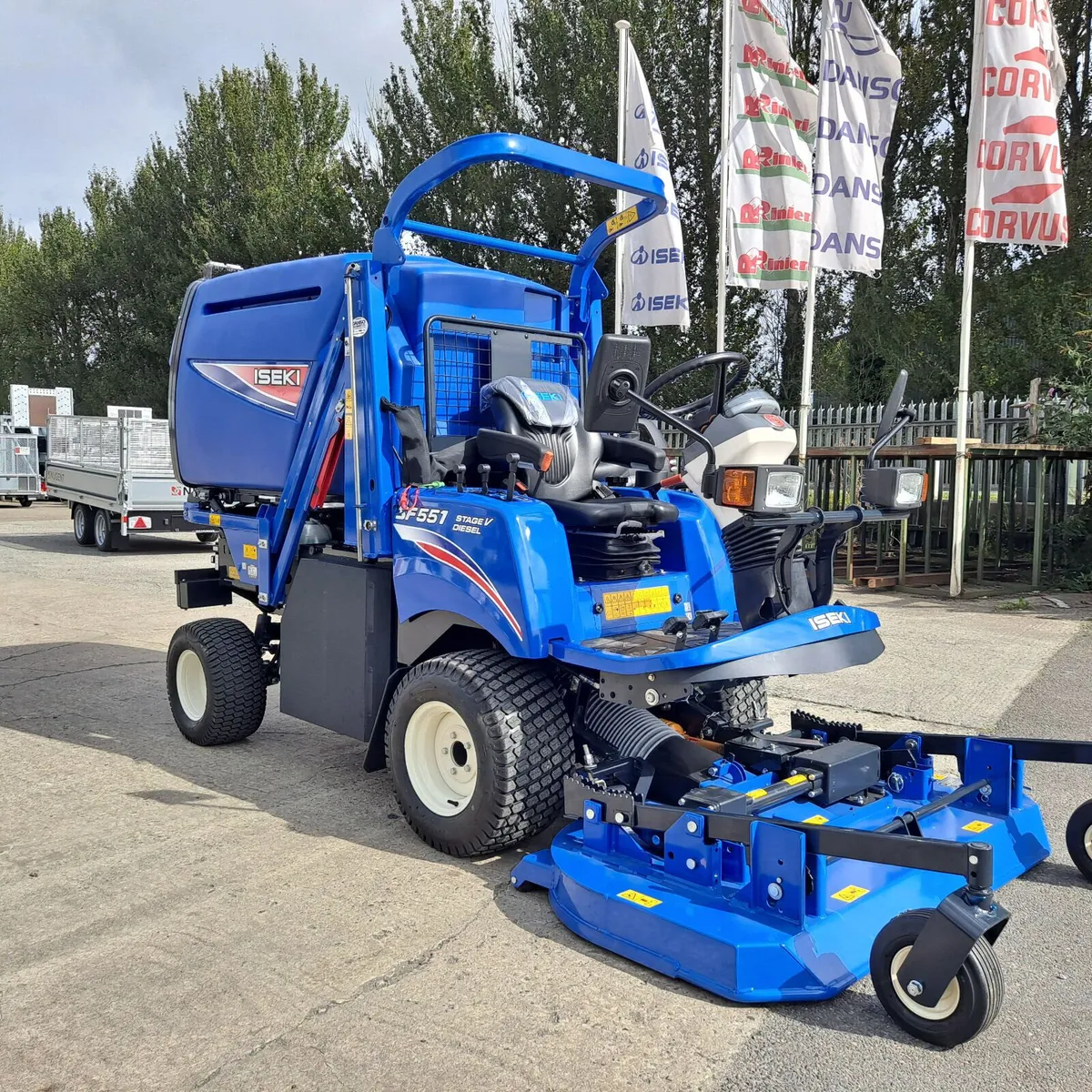 Iseki SF551 high dump collector mower - Image 3